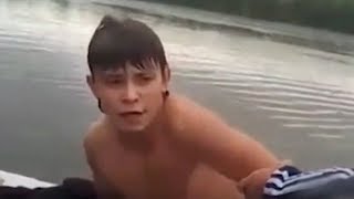 ОТЕЦ НЕ МОЖЕТ СПАСТИ СВОИХ ДОЧЕРЕЙ, ТОГДА ИЗ НИОТКУДА ПОЯВЛЯЕТСЯ ПОДРОСТОК И ПРЫГАЕТ В ЛЕДЯНУЮ ВОДУ. ОТЕЦ НЕ МОЖЕТ СПАСТИ СВОИХ ДОЧЕРЕЙ, ТОГДА ИЗ НИОТКУДА ПОЯВЛЯЕТСЯ ПОДРОСТОК И ПРЫГАЕТ В ЛЕДЯНУЮ ВОДУ.