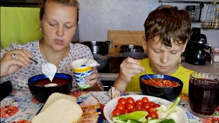 картинка: Мукбанг Борщ со сметаной, грудинка/Отравилась, жутко болит желудок