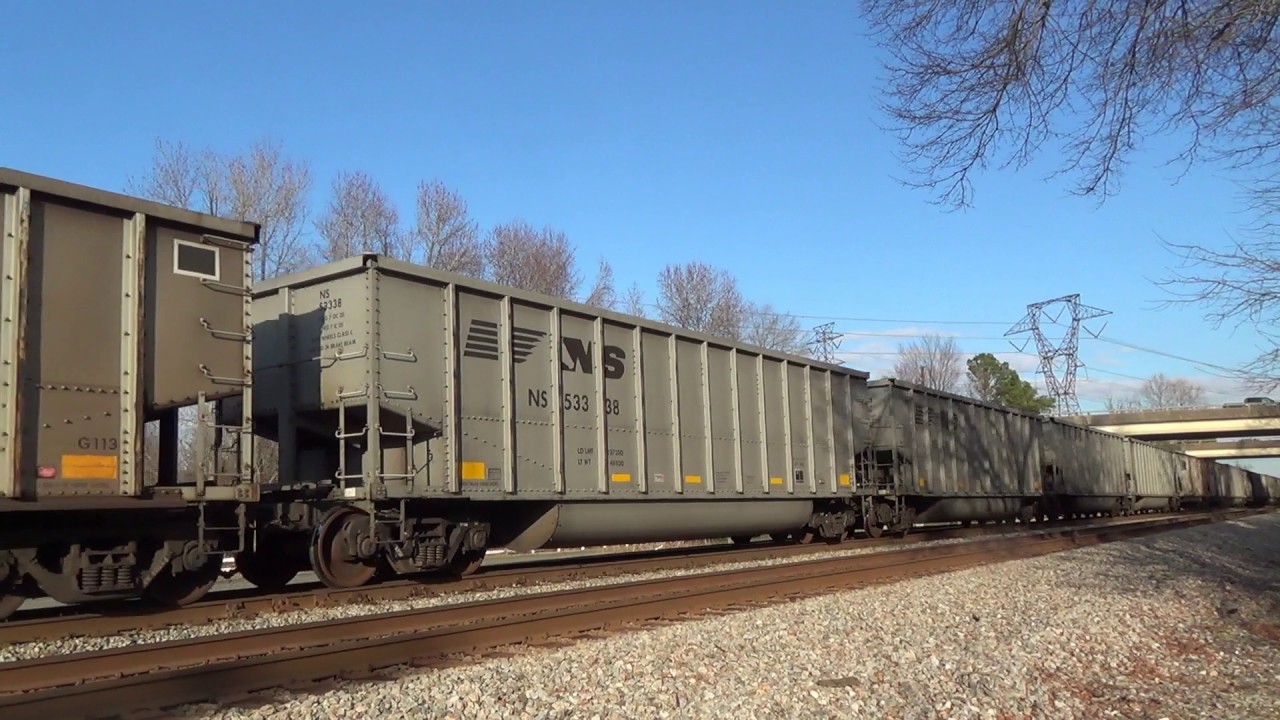 CP 8517 (GE AC44CW) leads NS 820