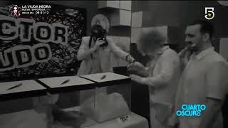 Chuponcito en el cuarto obscuro