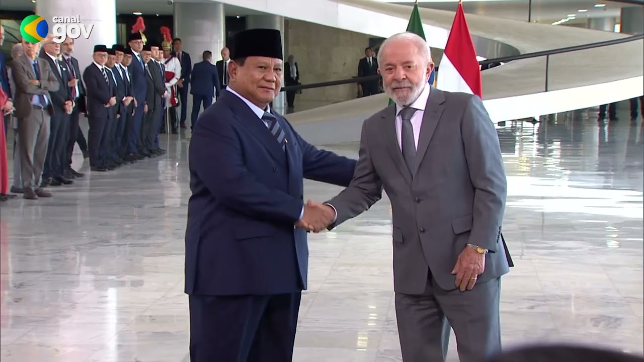 Momen Presiden Brasil Peluk dan Genggam Tangan Presiden Prabowo saat Datangi Istan Planalto