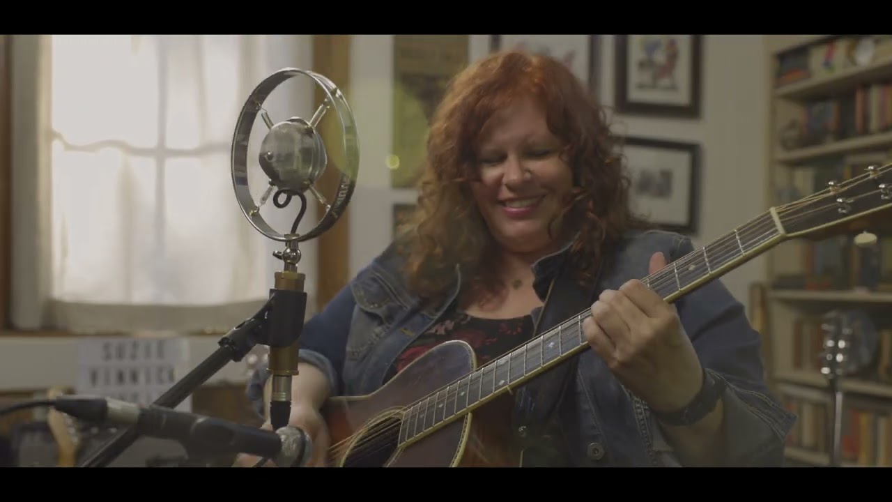 Suzie Vinnick - Happy As Hell auf YouTube ansehen Suzie Vinnick - Happy As Hell auf YouTube ansehen
