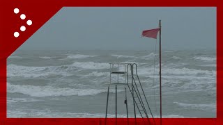 Maltempo in Veneto, allerta per forte vento sulla costa: mare agitato a Caorle (Venezia)