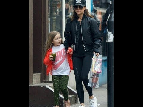 Video: Harper Beckham sledi maminim stopinjam