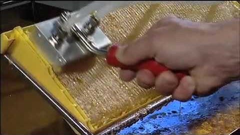 Honey Paw Slit Uncapping Tool