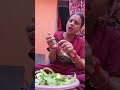 आम छील रहे हैं