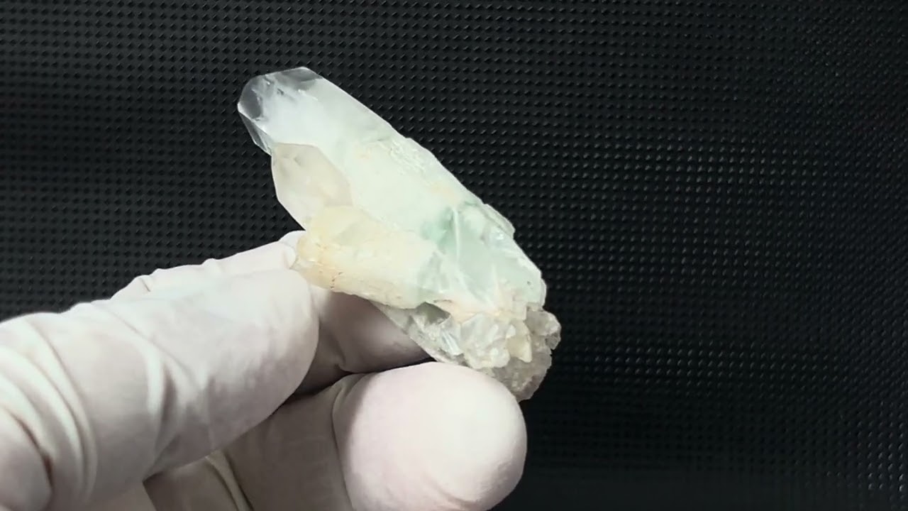 マダガスカル産フックサイトイン水晶ポイント（グリーンファントム/連