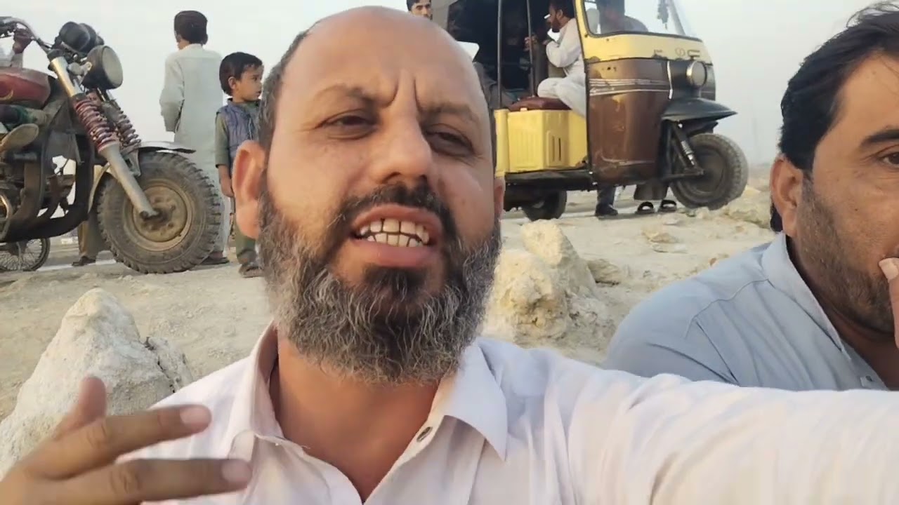 کل پرانے دوست کے ساتھ ملاقات ہوئی، پھر سب سمندر کنارے گئے۔گپ شپ، ہنسی مذاق اور اچانک چاچا سے ملاقات 