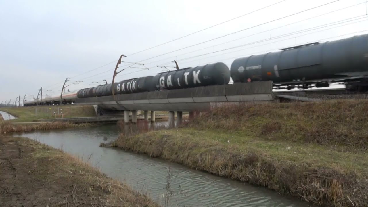Goederentreinen op de Betuwelijn bij Bemmel