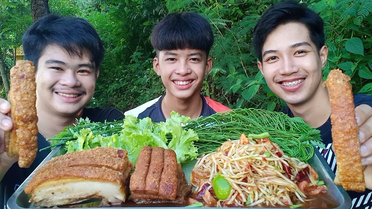 ส้มตำหมูกรอบแซ่บๆ รับคนตัดผมใหม่555. หมูก็กรอบอร่อยส้มตำก็เด็ดมากๆ