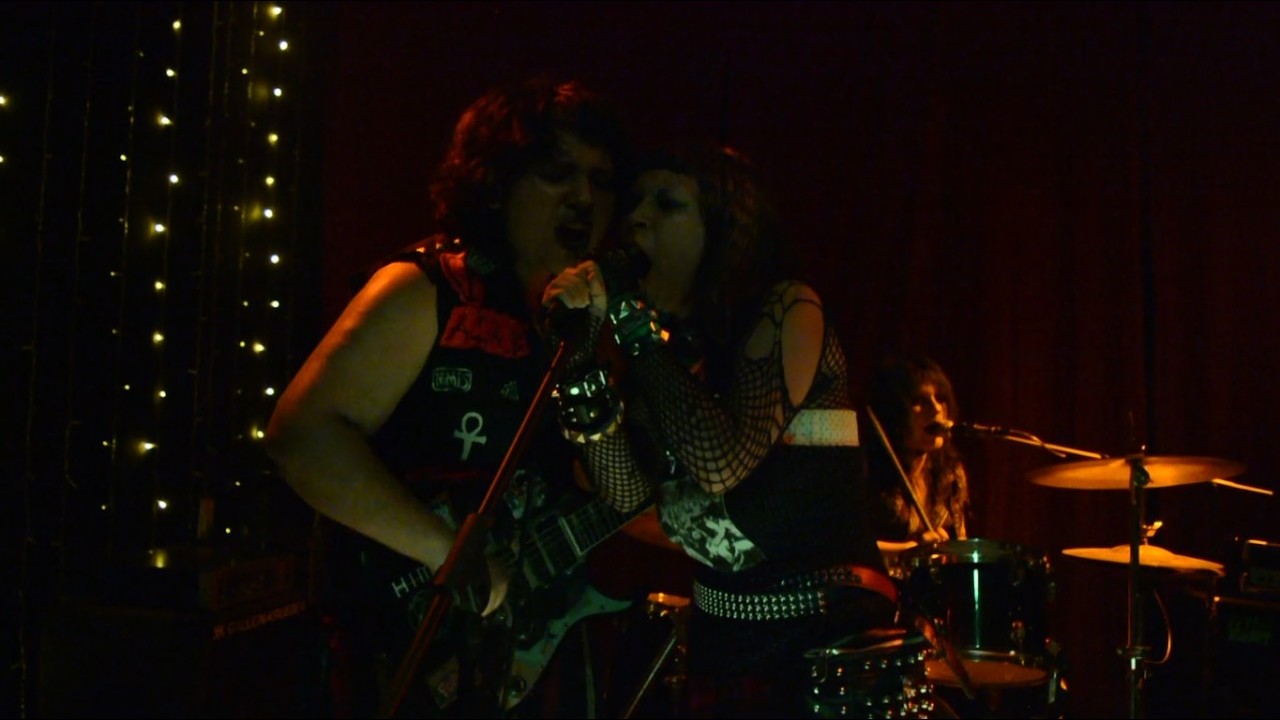 VIEJA CHOTA (kover de la niña del kaos)//DISFORIA