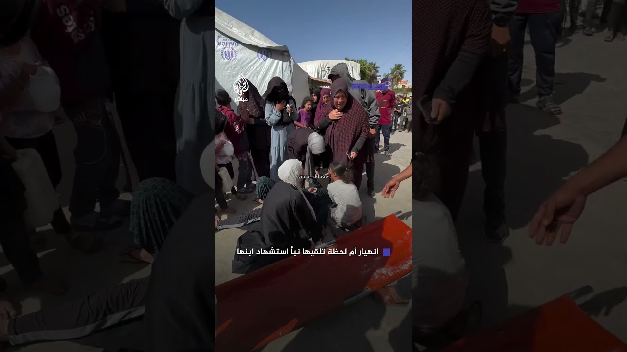 انهيارعائلة فلسطينية نازحة داخل مستشفى شهـ ـداء الأقصى لدى تلقيها نبأ اسـتــ ـشـهاد أحد أبنائها
