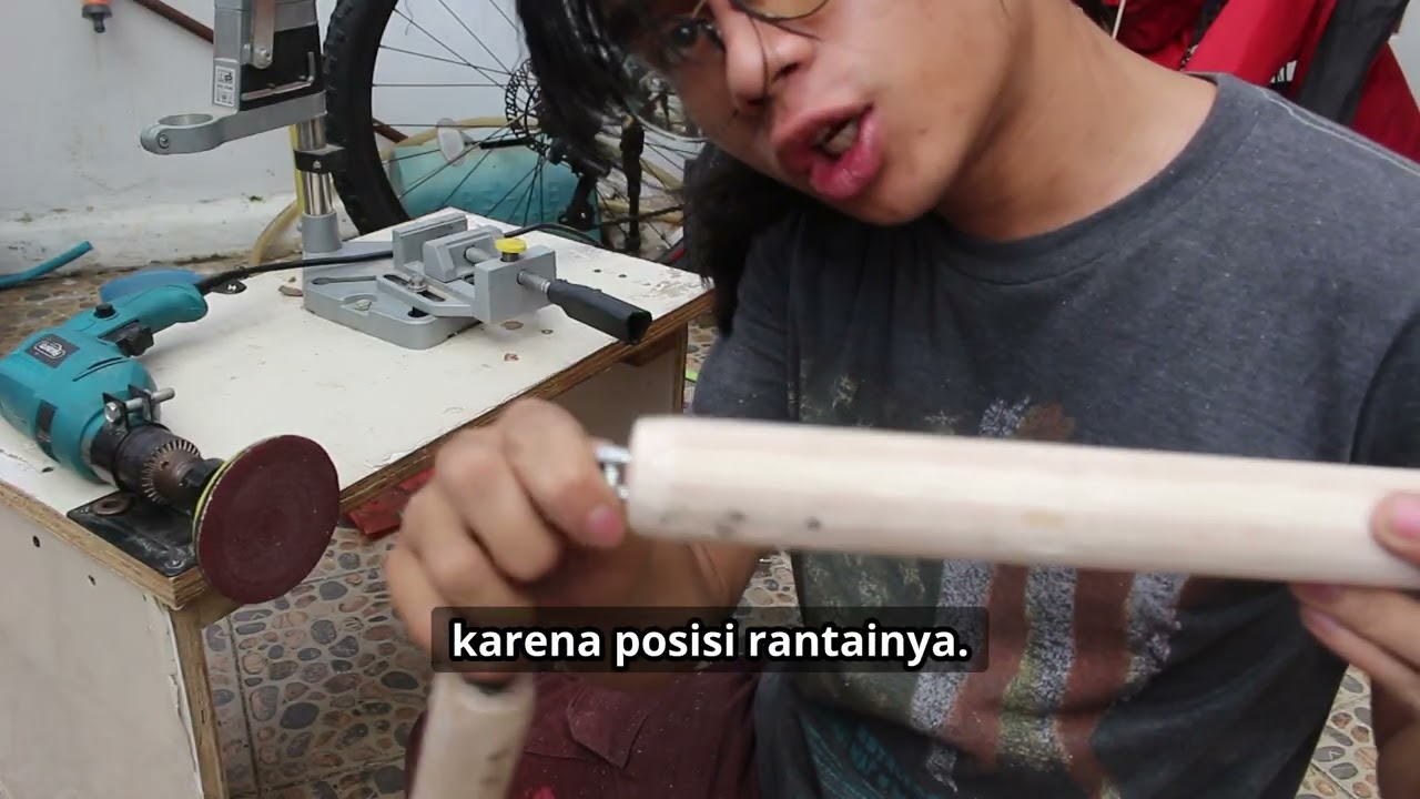making a sanjiegun (Three Section Staff)