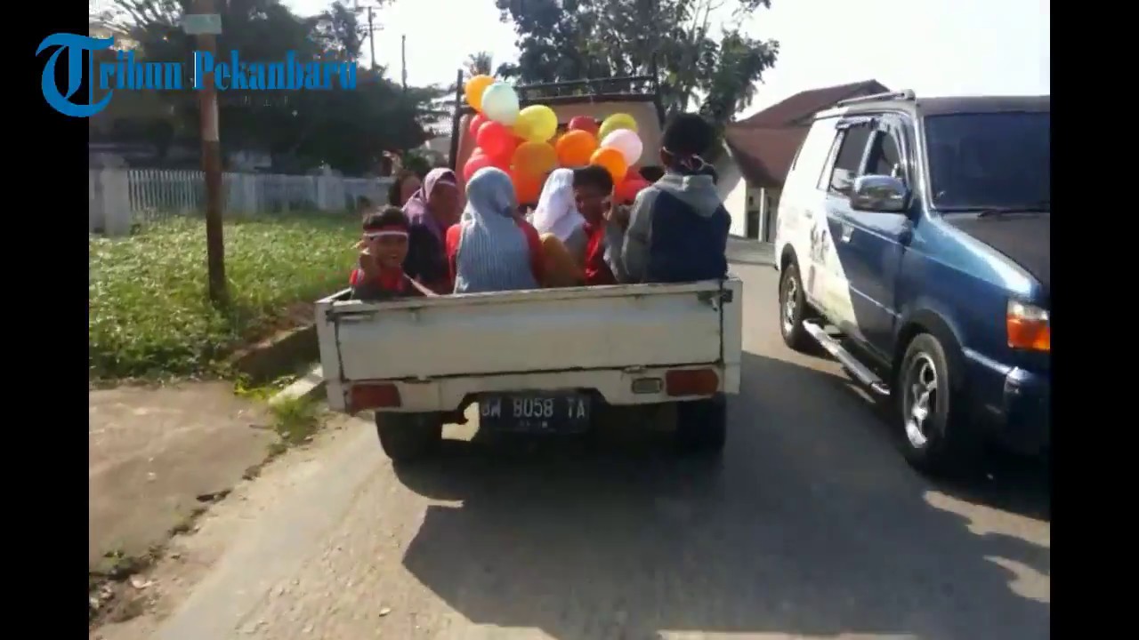 Anak Anak Ini Berteriak Gembira Naiki Mobil Bak Terbuka YouTube