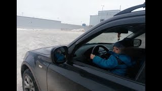 Мальчик 2 года дрифтит BMW X3 E83