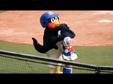 今年もこなつお姉さんにTシャツをプレゼントするつば九郎 🐧 2017.06.10 ZOZOマリンスタジアム