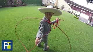 El dominio de la soga de este niño es digno del mejor charro de México