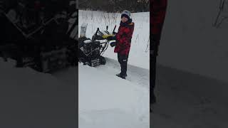 #15 мальчик чистит снег... #Shorts