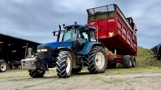 New Holland TM 120 à l'ensilage d'herbe!