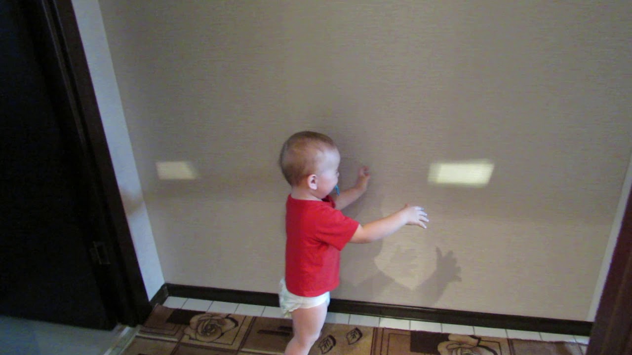 Семён играет с солнечным зайчиком - YouTube