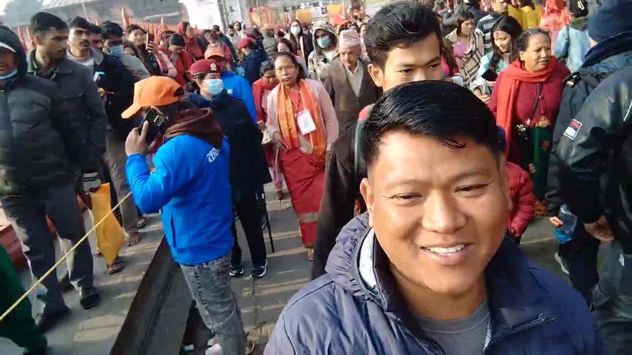 काठमाडौ पशुपति नाथ मन्दिर सिब रात्री पुजा गर्नु आउनु हुने भत्तजन को धेरै भिड्भाड देखिन्छ 