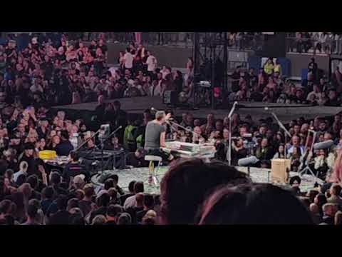 Chris Martin funny moment after Bryan Adams surprise @ Vancouver 2023