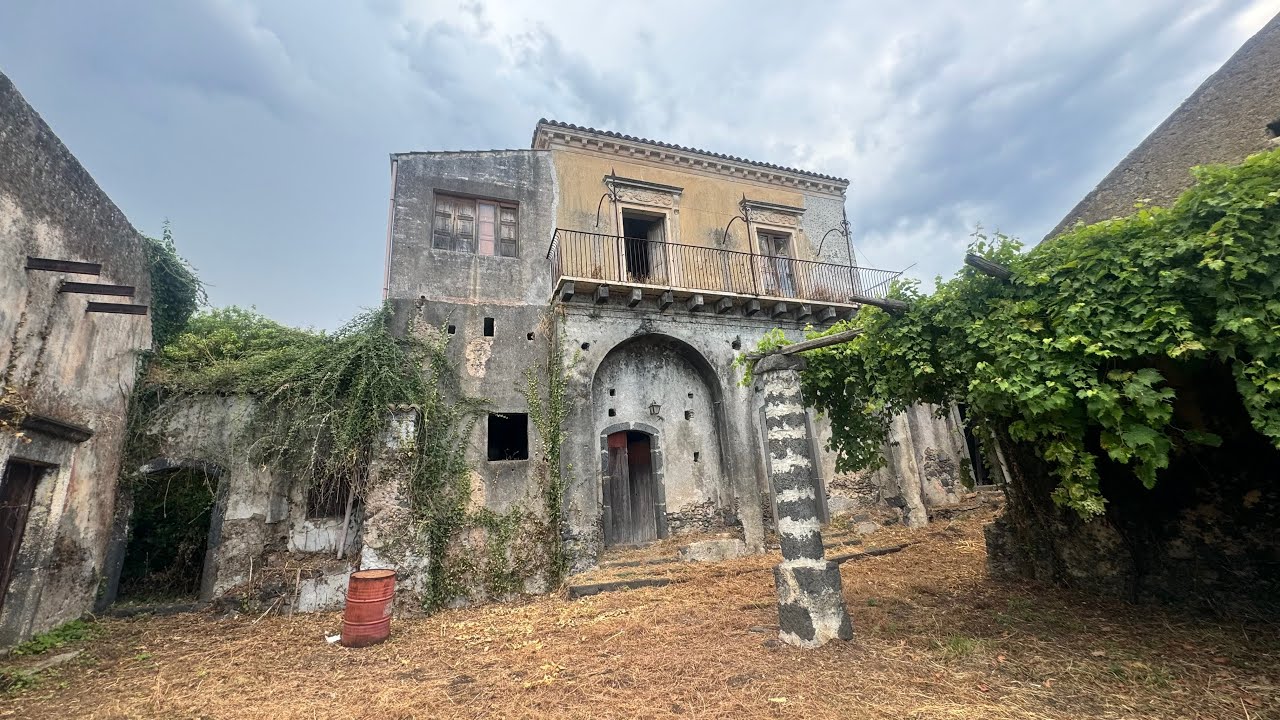 PICCOLA CASA DI LUSSO ABBANDONATA 
