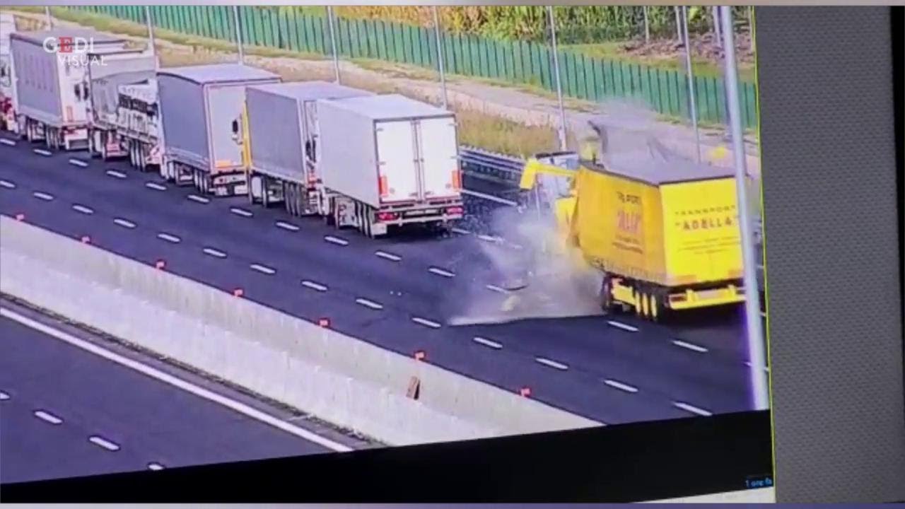 Incidenti in A4: un morto nello scontro tra camion - YouTube