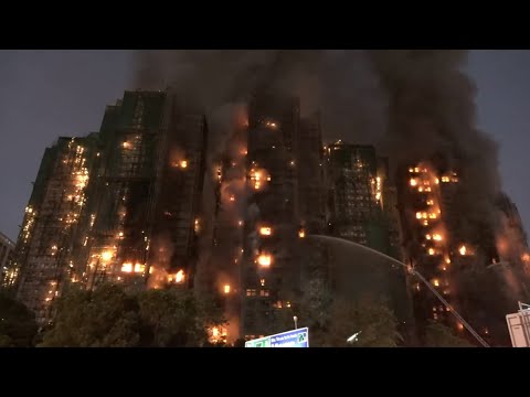 星星之火可以燎原!直擊宏福苑宏昌閣棚架最先現火種 數分鐘蔓延釀巨災|大埔宏福苑五級火蔓延其他樓宇|多條巴士線改道廣福邨一帶巴士站停用|入夜後仍有人報案指被困 街坊:事發時無警鐘響|一名消防員殉職RIP