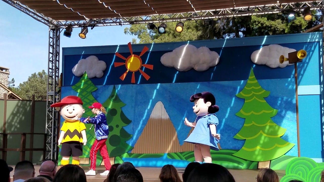 Баланс Люси и Чарли на празднике Knott's Berry Farm Peanuts 27 января 2018 г.