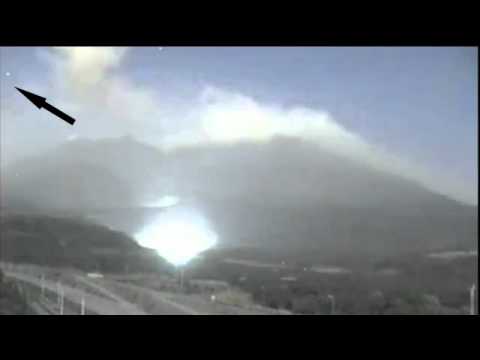 Видео: НЛО, блестящ с жълта светлина, прелетя над мексиканския вулкан Колима - Алтернативен изглед