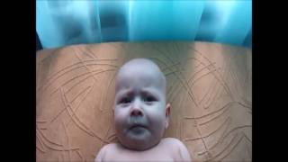 Ağzı Ile Değişik Sesler Çıkaran Bebek