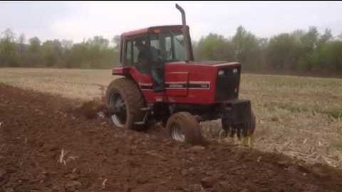 IH 5288 plowing