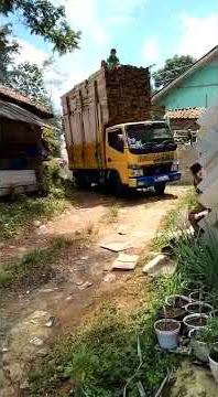 Detik-detik truk roboh muatan kayu