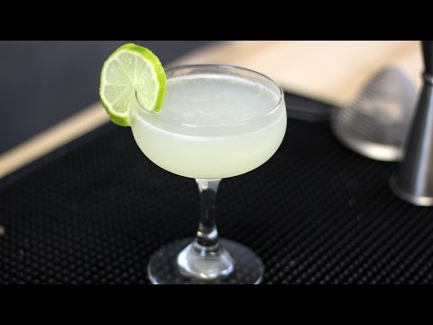 Video: Gimlet Cocktailrecept: Hur Man Gör En Gimlet