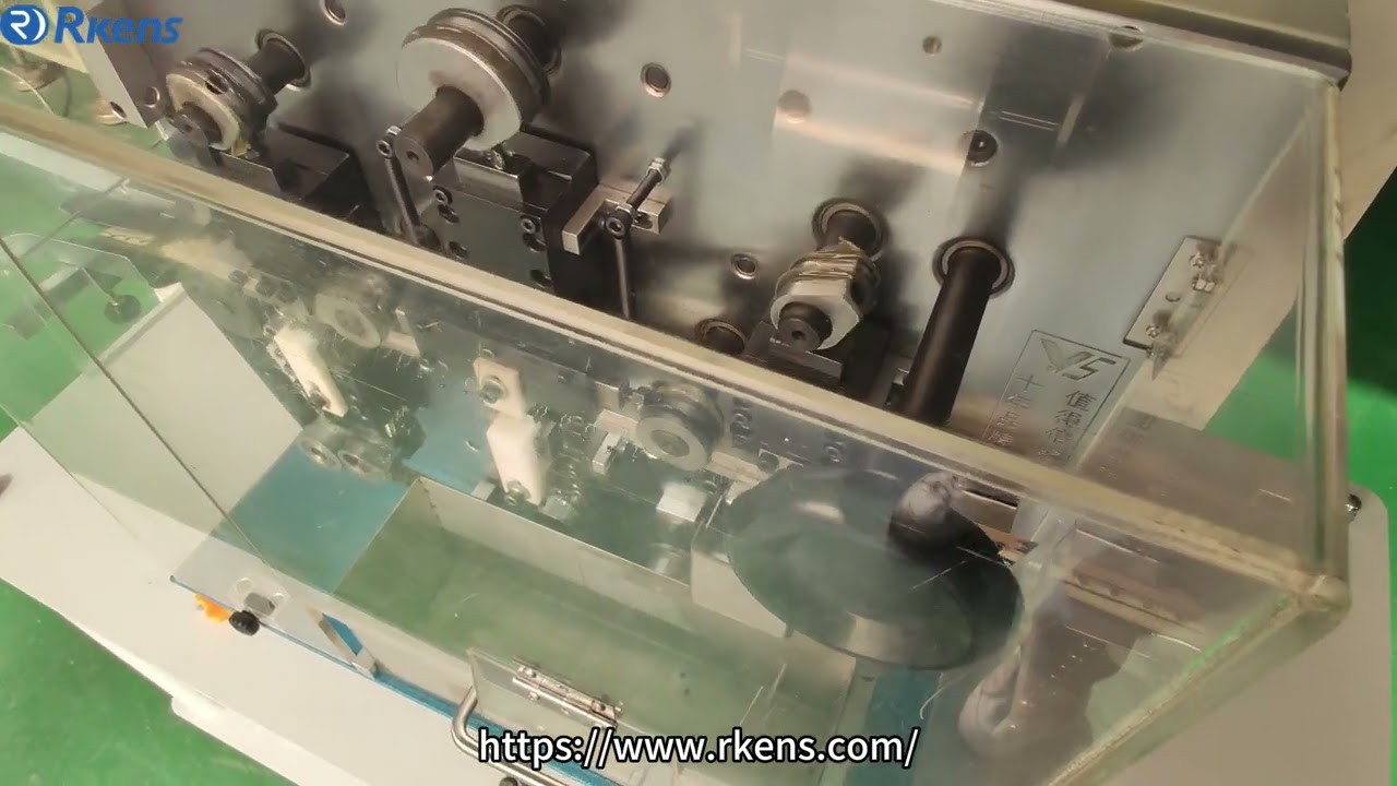 Automatic single side taped radial lead cut and kink preforming machine