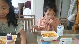 # 도시락라면 먹방꿈나무 #쌍둥이#유투버 꿈나무#찹쌀떡 인절미# 맵질