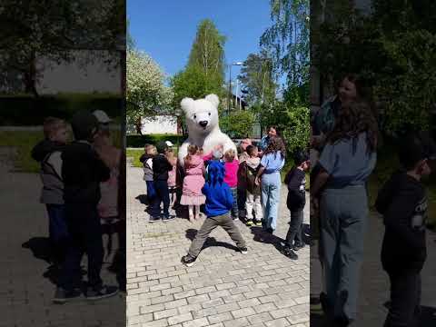 Белый медведь пришел к детям на выпускной из детского садика 🤗#белыймедведь #дети #лето