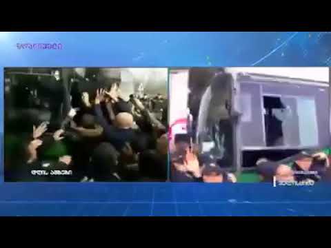 აქ­ცი­ის მო­ნა­წი­ლე­ებ­მა და­ა­ზი­ა­ნეს სა­პო­ლი­ციო ტრან­სპორ­ტი და ტექ­ნი­კა.