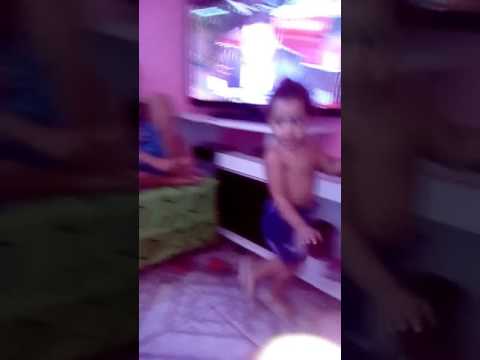 Menina de 2 anos dançando vem com bumbum TAM TAM