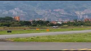 Aterrizaje de emergencia aeropuerto Olaya Herrera Cessna 402