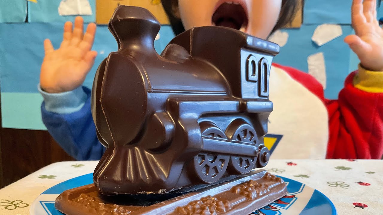 のんくんと一緒にトーマスみたいな機関車の高級チョコ🍫を食べたよ‼️ヴィタメール