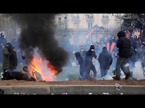شاهد: صدامات بين الشرطة الفرنسية ومحتجين ضد تعديلات تخص نظام التقاعد