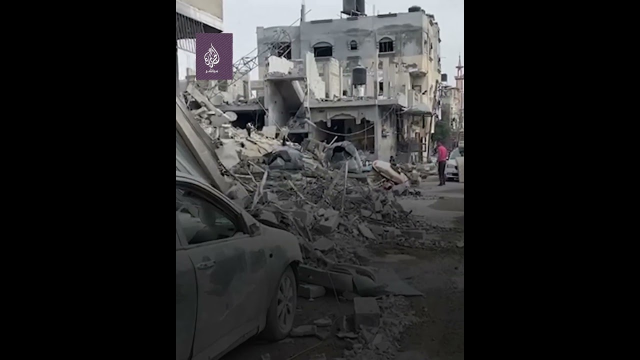فلسطينيون يحاولون إخراج ما تبقى من أغراضهم بعد قصف إسرائيلي استهدف منزل عائلة الخطيب