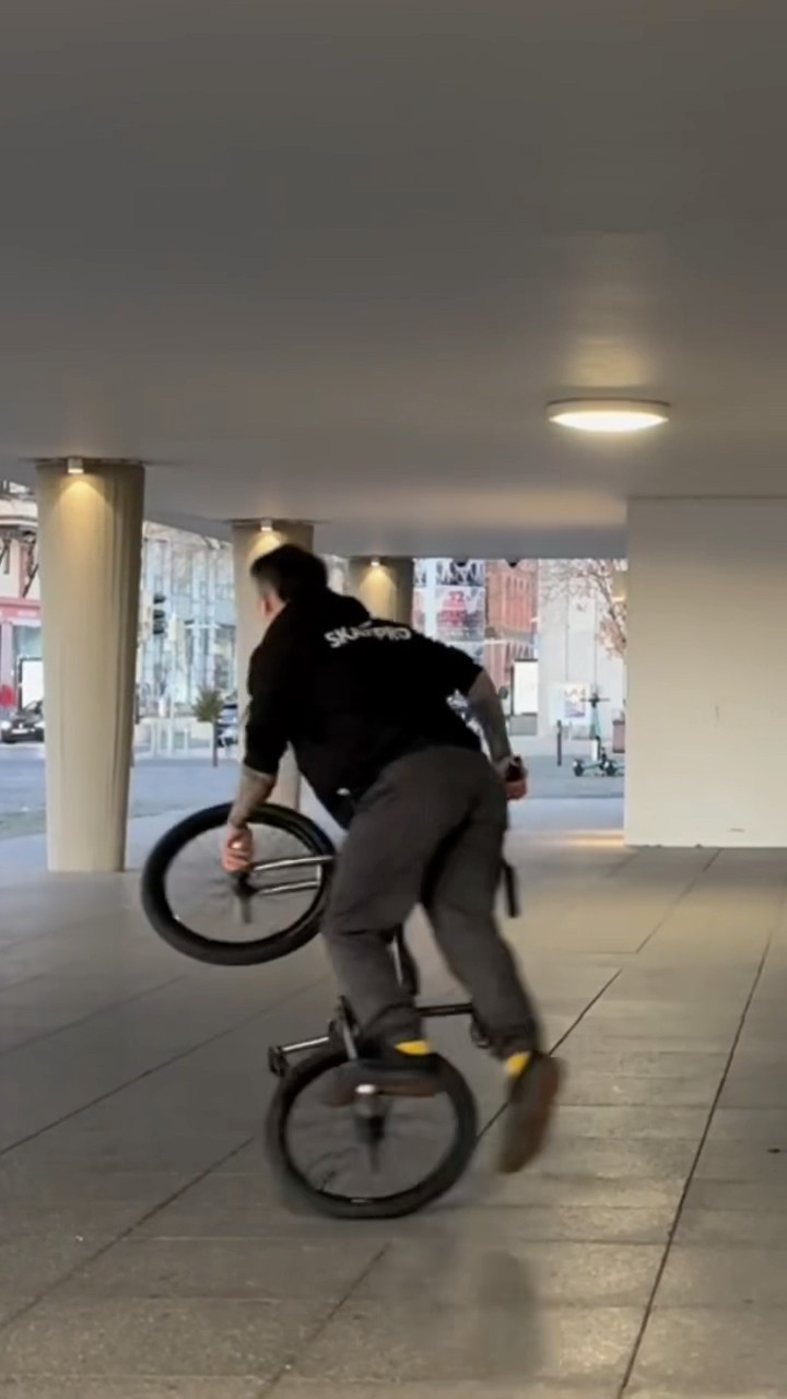#JasonDeruloTV // Bike Tricks ? #GotPermissionToPost From IG @inigoflatland #HandsOnMe
