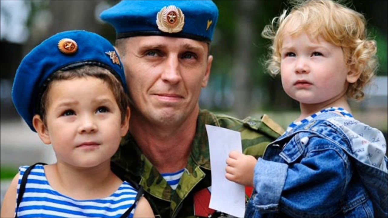 Папина 23. Военный с ребенком. Солдат с ребенком. Офицер с ребенком. Российский солдат с ребенком.