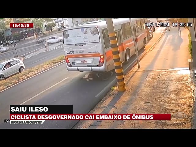 Ciclista cai em avenida e por um triz não vai parar debaixo de