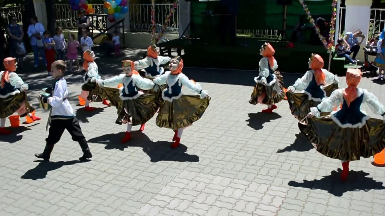 Парень и девушка танцуют. Танец встреча. Встреча с танцем. Танцующие люди в лесу. Танец встреча.