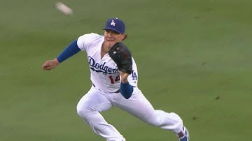 CHC@LAD: Hernandez makes a diving grab to open game