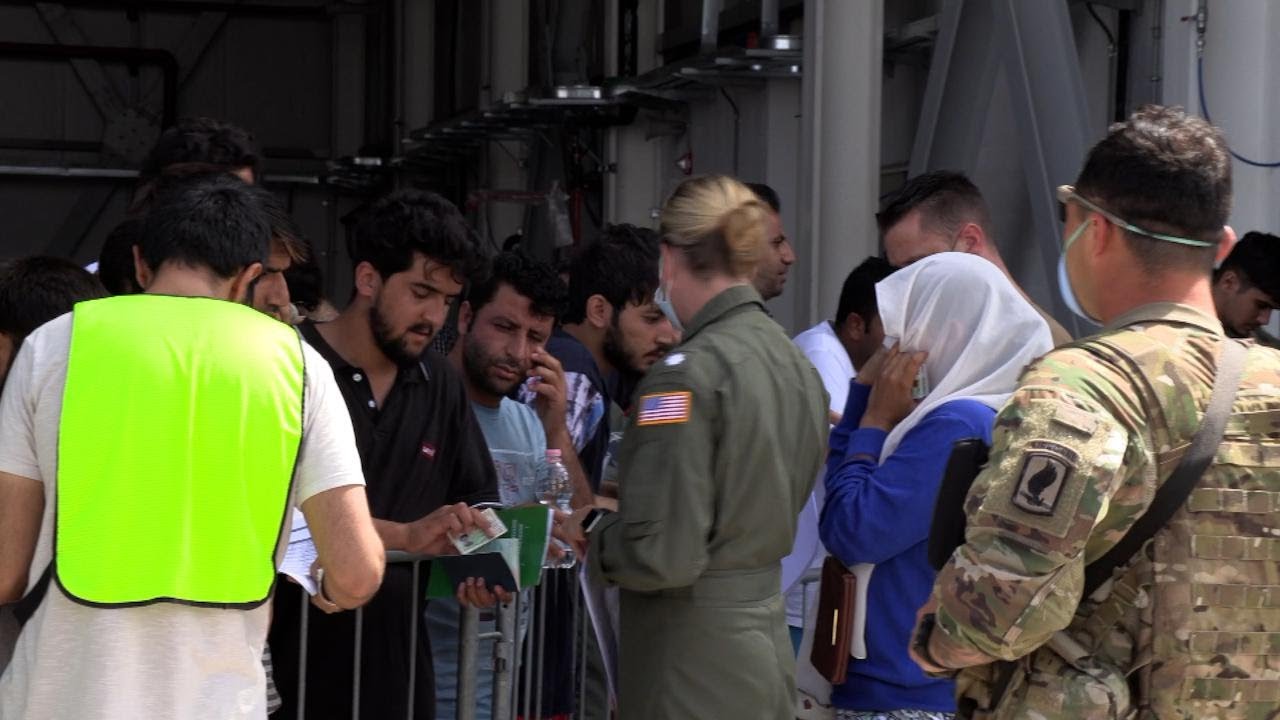 Afghanistan, nella base di Sigonella tra gli sfollati in fuga dalla guerra: 